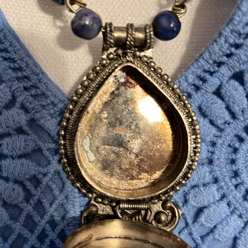 Vintage tribal Silvertone and lapis necklace - Picture 10 of 12